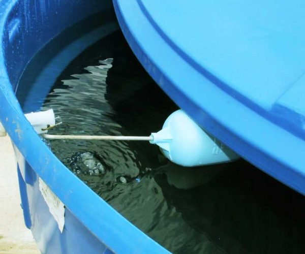 Caixa d'água com sedimento acumulado antes da higienização